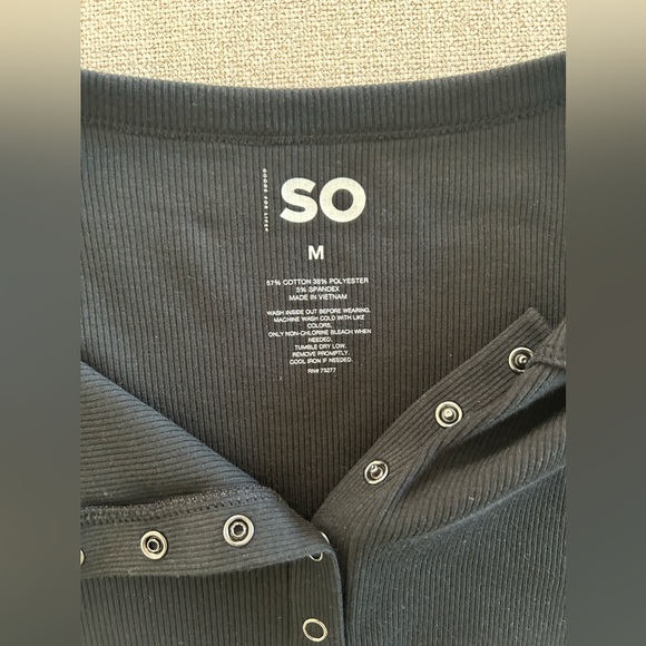 NWT SO Long Sleeved Black Ribbed Henley Tee. Size Medium. - Picture 3 of 6